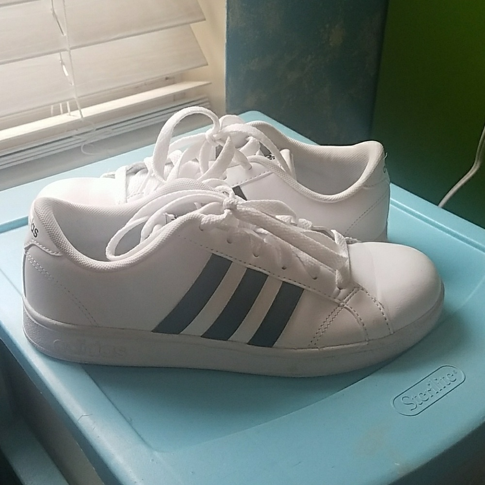 Adidas base line shoes. Size 4